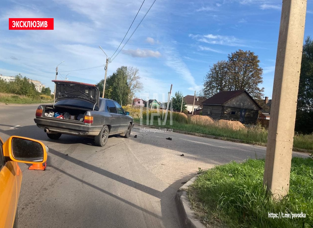 Публикуем фоторепортаж с места ДТП в Великих Луках.
