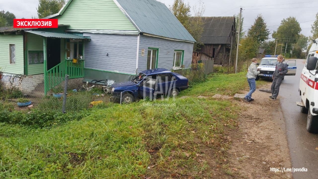 Водитель въехал в жилой дом в Красногородске 