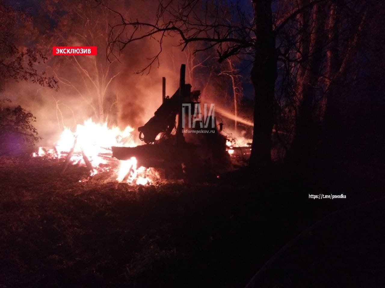 Стали известны подробности возгорания нежилого дома в Гдове 