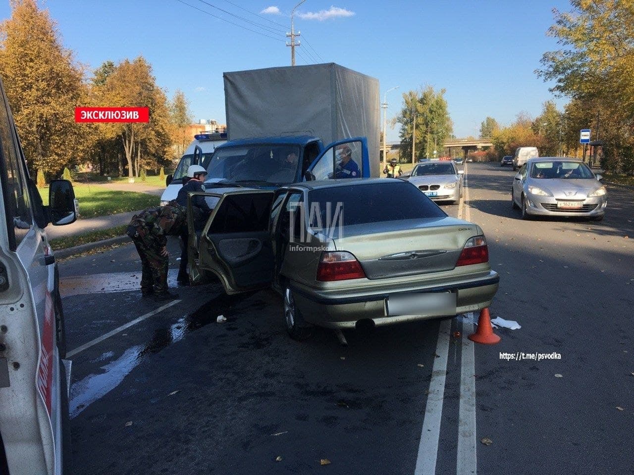 Публикуем фоторепортаж с места ДТП в Пскове на улице Вокзальной.