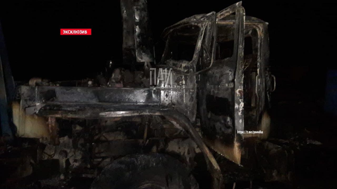 Неизвестные подожгли грузовик в Куньинском районе 
