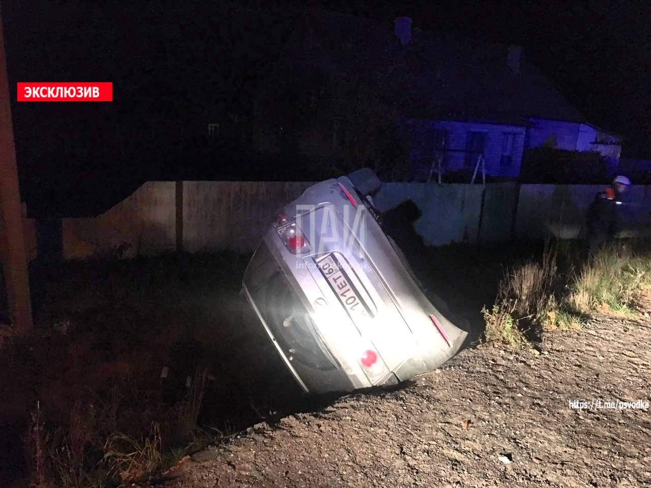 На улице Киевской в деревне Подборовье-3 Псковского района автомобиль съехал в кювет, зацепив электрический столб