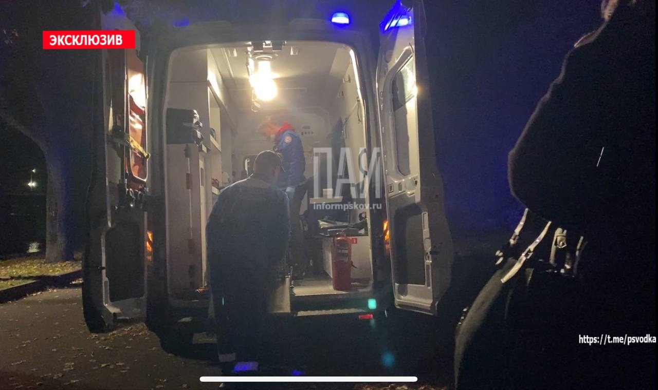 Мужчина госпитализирован после падения с крепостной стены в Пскове 