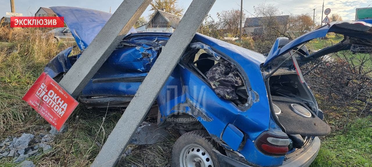 Автомобиль врезался в столб в Великих Луках