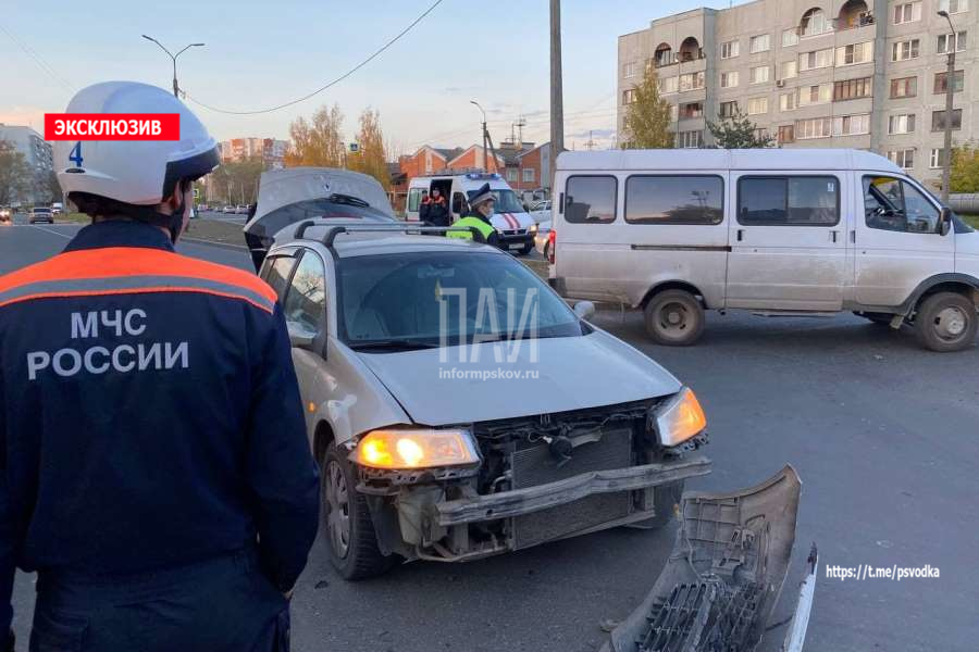 Две иномарки столкнулись в Пскове на улице Инженерной