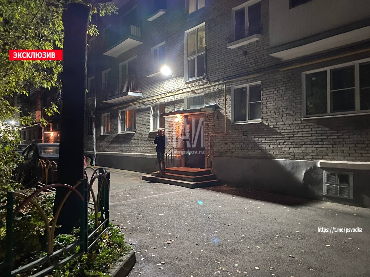 В Пскове на улице Советской, 53/15 мужчина упал с балкона второго этажа