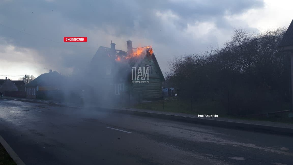 Дом загорелся в Печорах