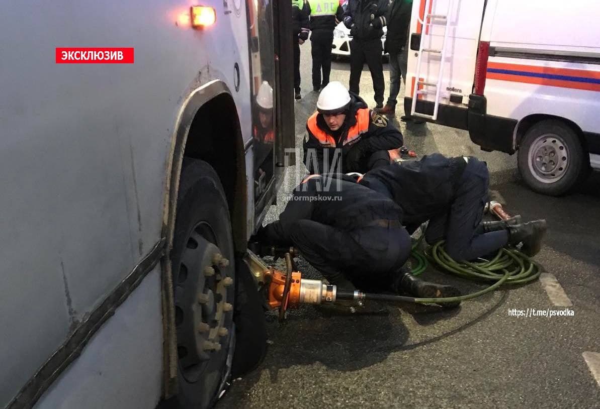 Женщина погибла под колесами рейсового автобуса в Пскове