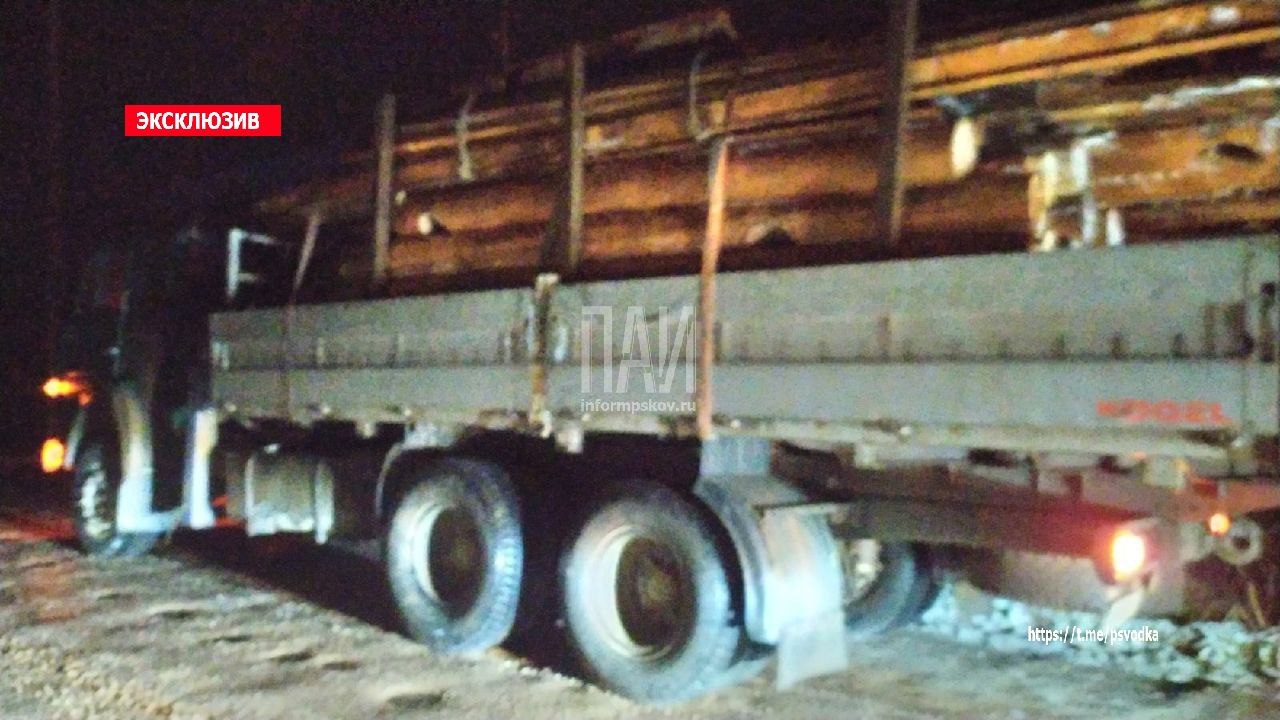 В Великолукском районе столкнулись легковой автомобиль и манипулятор 