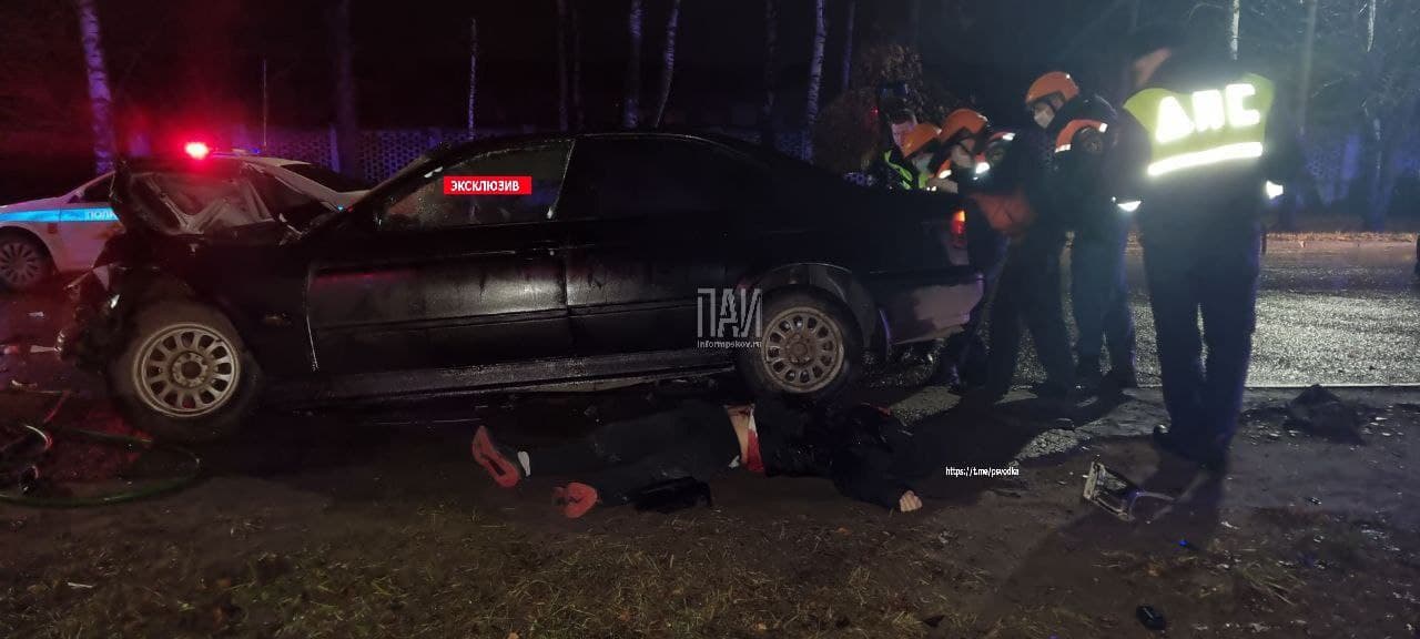 Один человек погиб при столкновении двух BMW в Великих Луках