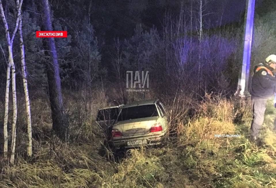 Автомобиль без водителя обнаружили в кювете в Псковском районе