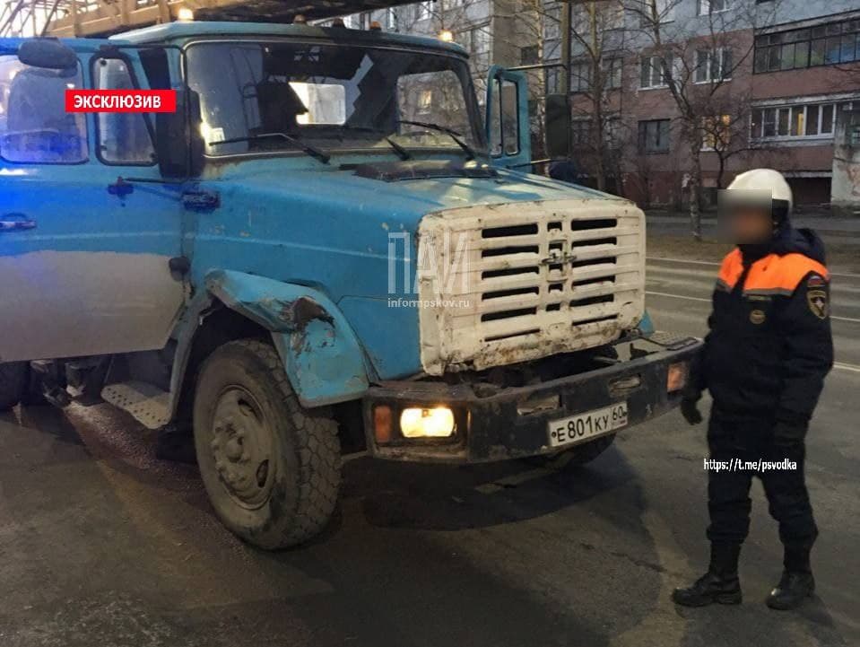 Водитель автовышки скончался во время управления автомобилем в Пскове 
