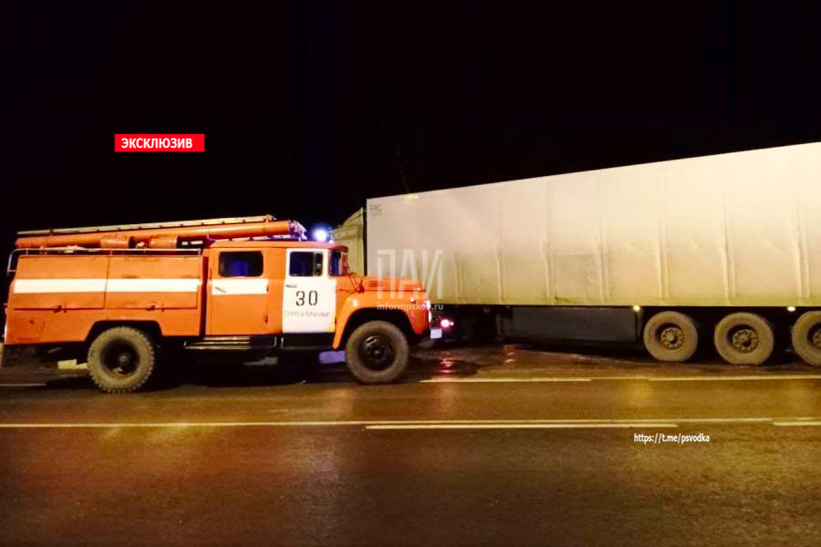 На трассе Петербург-Псков в тройном столкновении автомобилей погиб водитель
