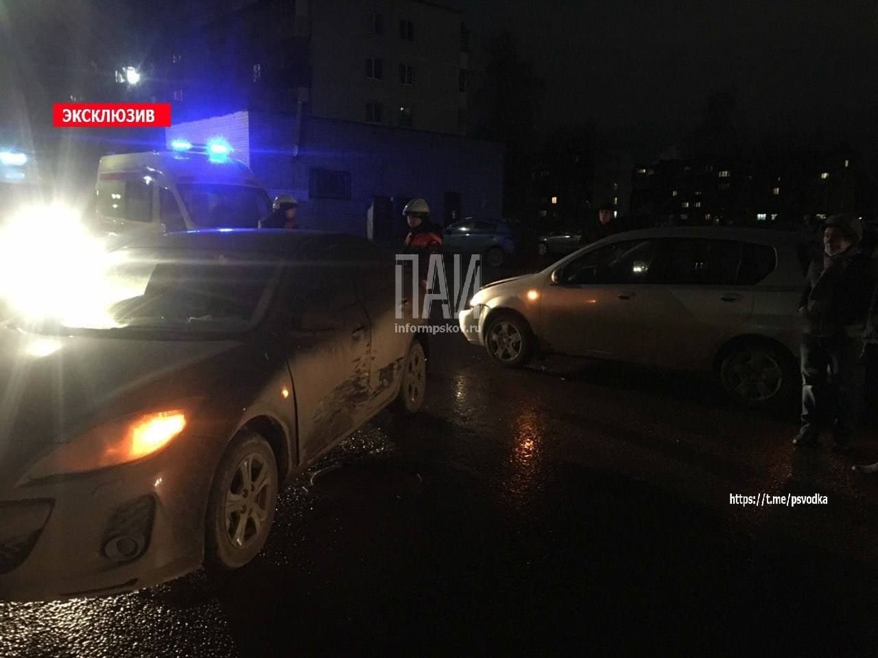 В одном из дворов Пскова столкнулись два автомобиля