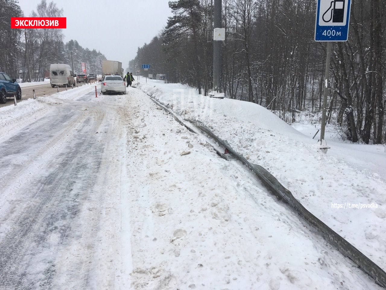 Врезавшаяся в отбойник фура затруднила движение на трассе в Псковском районе
