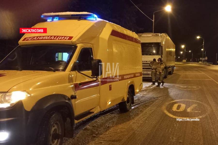 В Пустошкинском районе фуры при обгоне зацепили друг друга