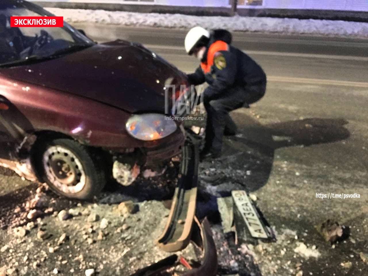 Женщина пострадала в результате лобового столкновения автомобилей в Пскове