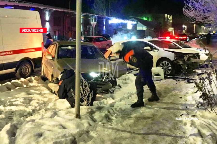 Девушка пострадала в результате столкновения двух автомобилей в Пскове