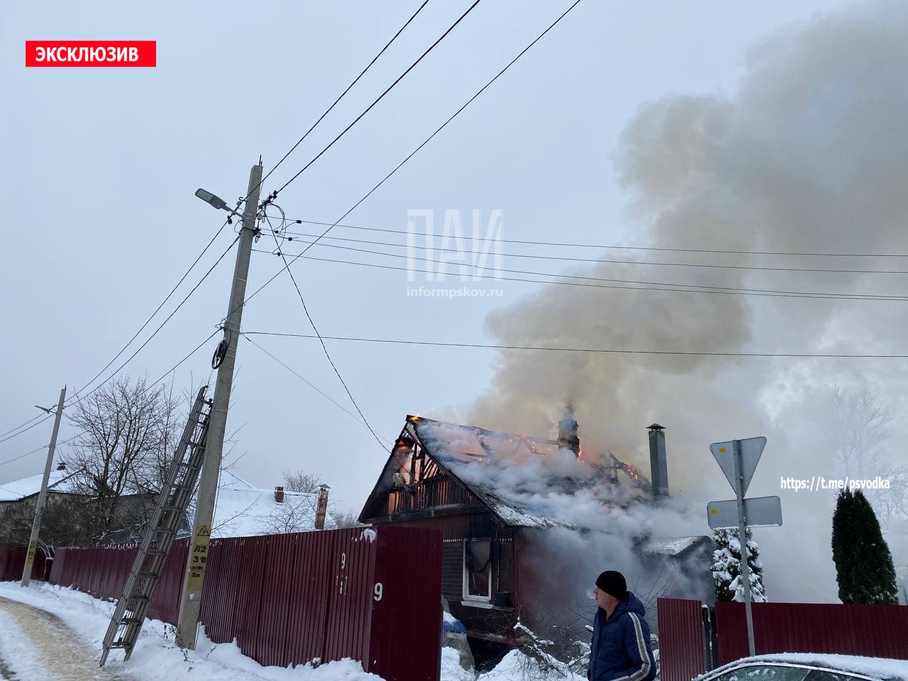 Частный дом горит в Пскове
