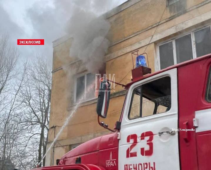 Пожарные спасли человека из горящей квартиры в Печорах