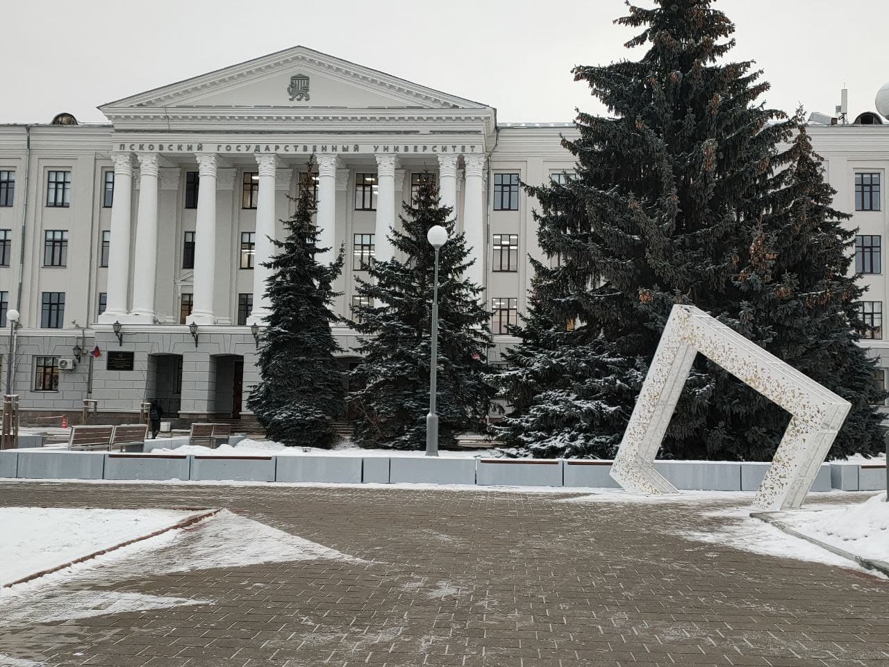 Новогоднее украшение Пскова