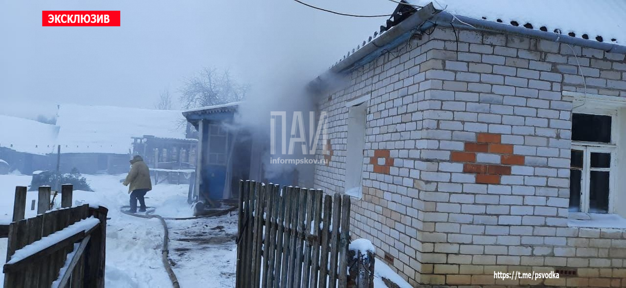 Женщина пострадала при пожаре в порховской деревне Смолинец