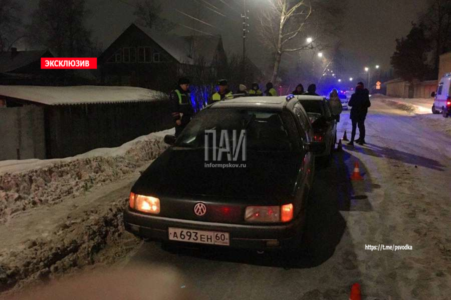 В Пскове Ford въехал в зад стоящему впереди автомобилю Folkswagen