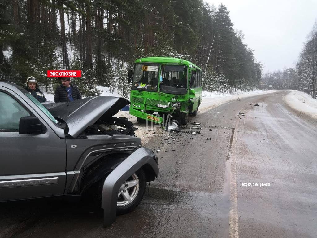 Водитель автобуса и водитель джипа пострадали в результате ДТП 