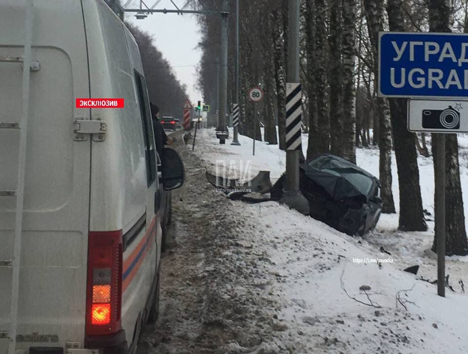 Водитель иномарки влетел в столб 