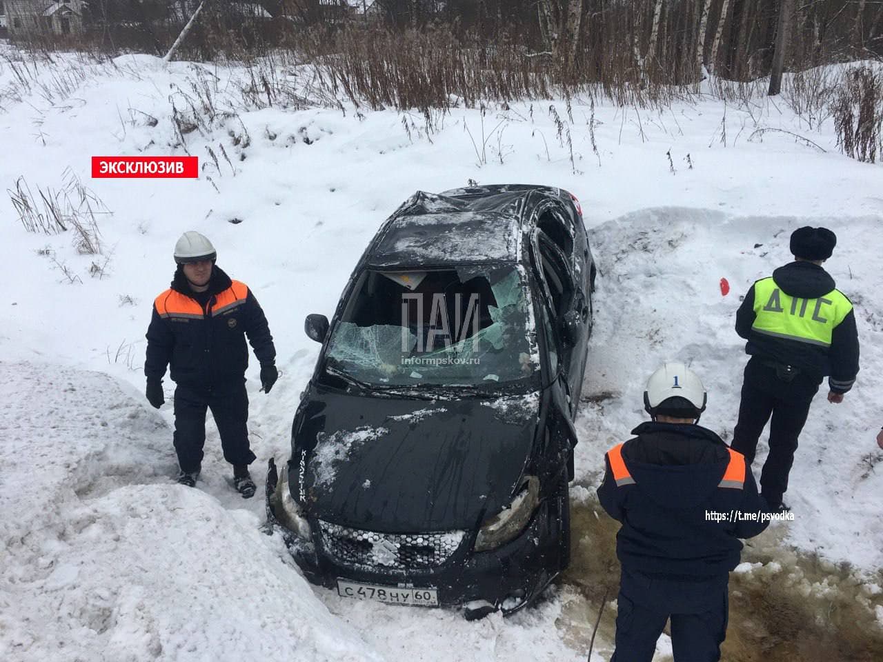 Неравнодушные псковичи помогли водителю, попавшему в ДТП 