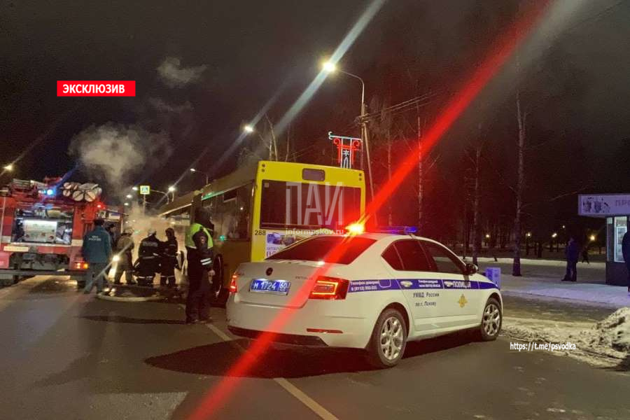 В Пскове у рейсового автобуса загорелось колесо
