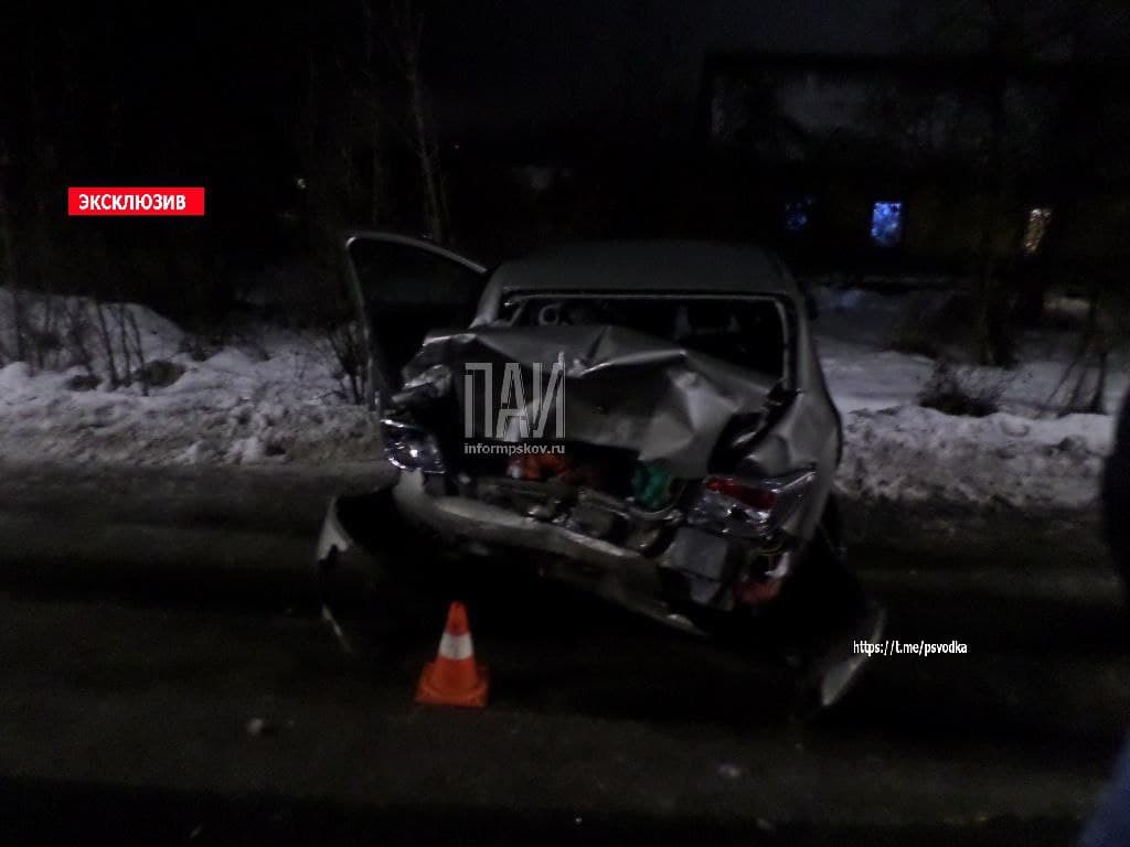 Две иномарки столкнулись из-за грузовика в Пскове  