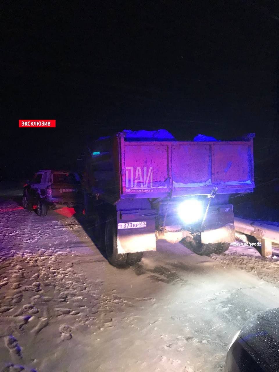 КАМАЗ столкнулся с тремя автомобилями в Пскове