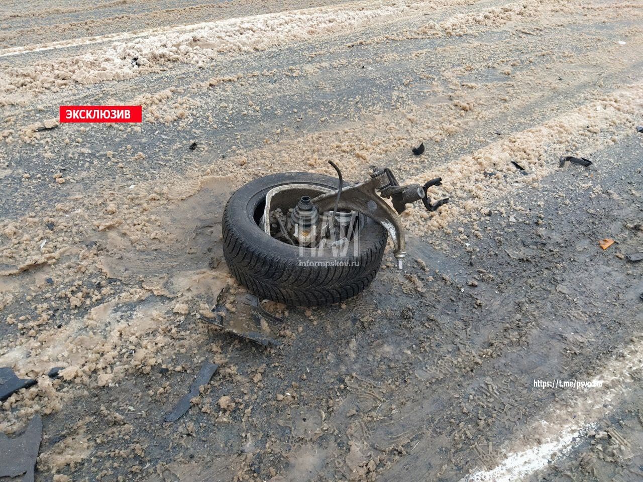 Два человека пострадали в результате лобового столкновения в Порховском районе 