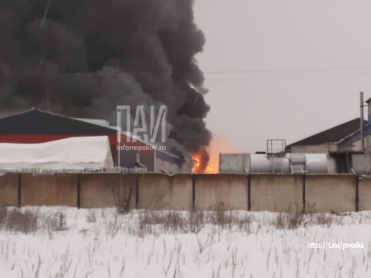 Пожарные ликвидируют возгорание склада в Пскове 
