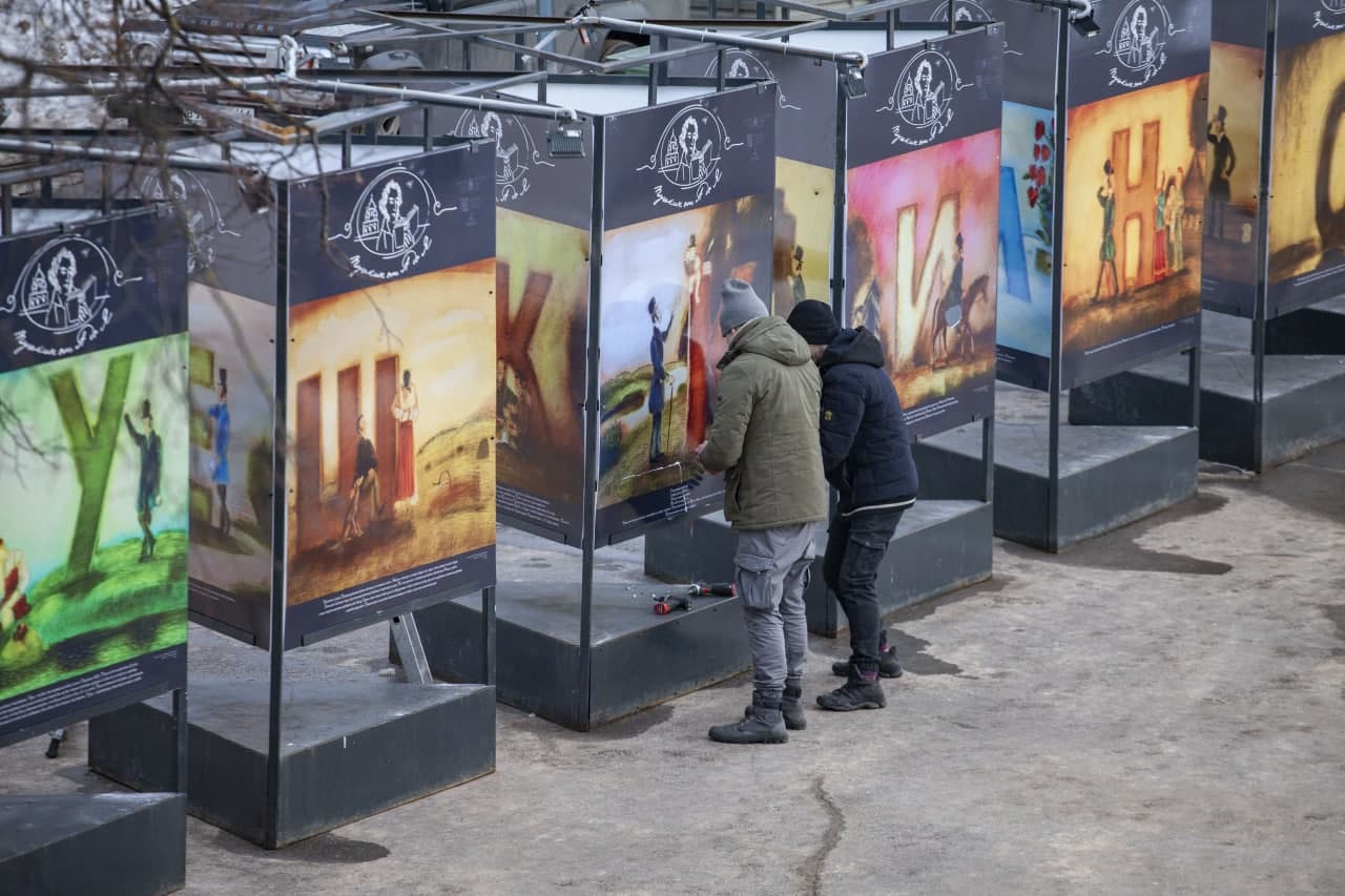 В Пскове отремонтировали поврежденную вандалами пушкинскую экспозицию