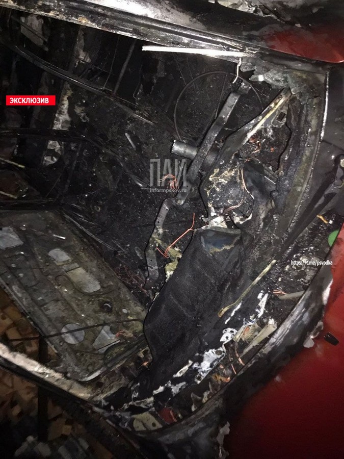Сгоревший автомобиль в Великих Луках 