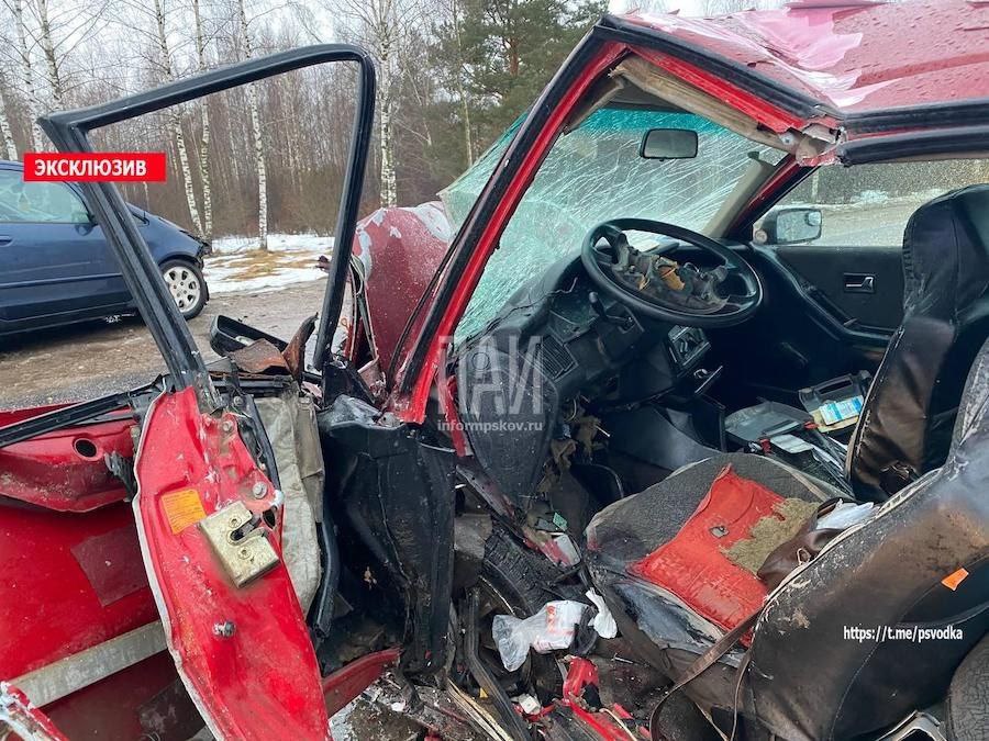 В Псковской области в результате лобового столкновения автомобилей погиб мужчина