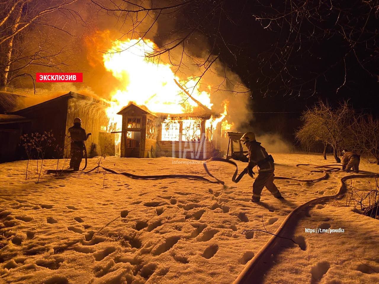 Пожарные ликвидировали возгорание частного дома в Псковском районе 