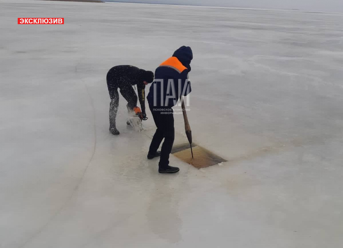 Продолжаются поиски пропавшего на Псковском озере рыбака