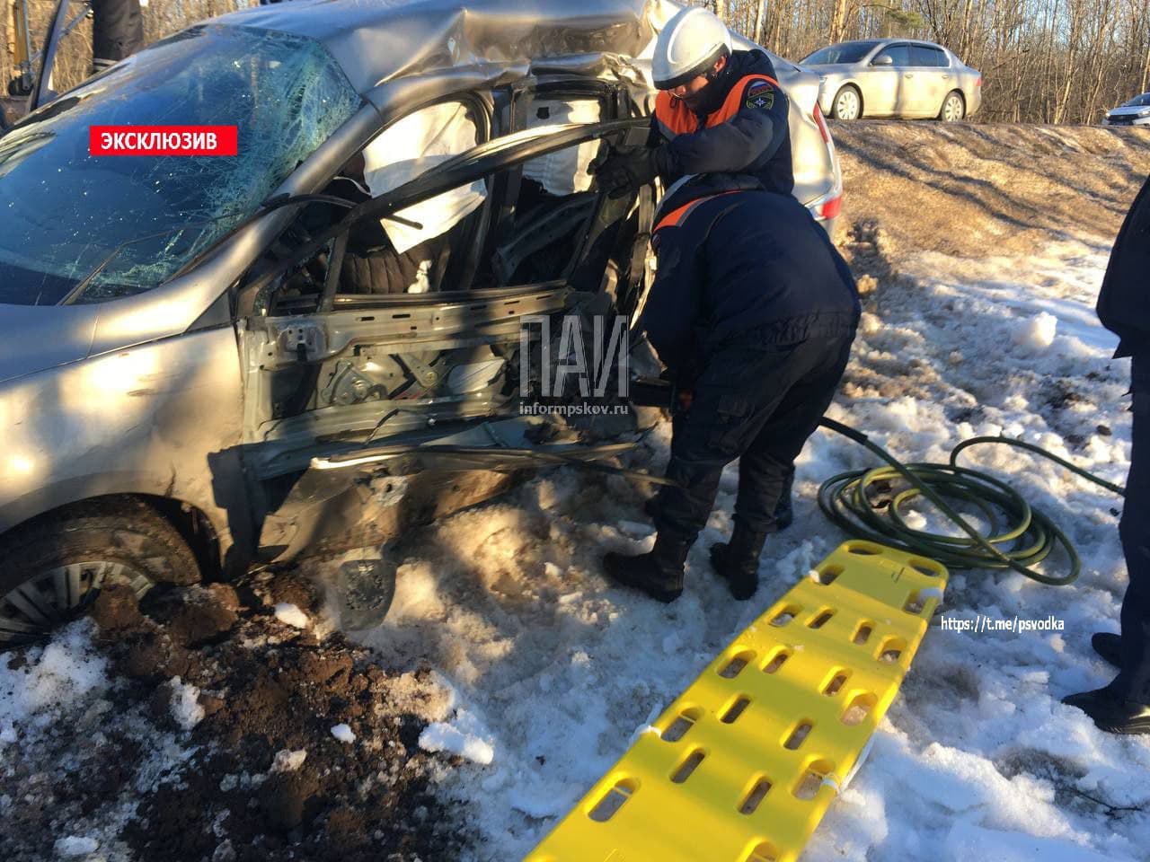 Мужчина пострадал в результате столкновения КамАЗа с легковым автомобилем 