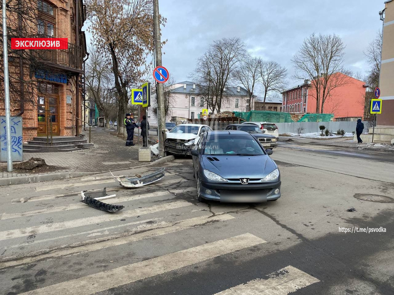 Водитель иномарки протаранил мачту освещения в Пскове