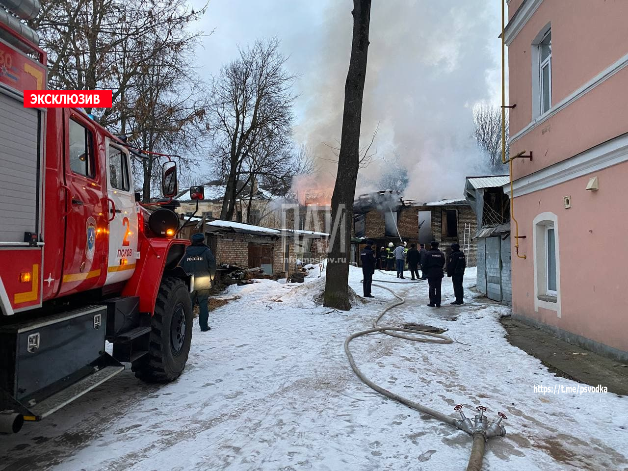 В центре Пскова горят заброшенные сараи