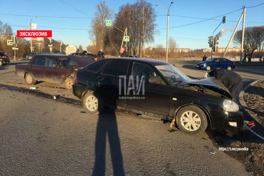 В Пскове у кафе «Берёзка» столкнулись два отечественных автомобиля