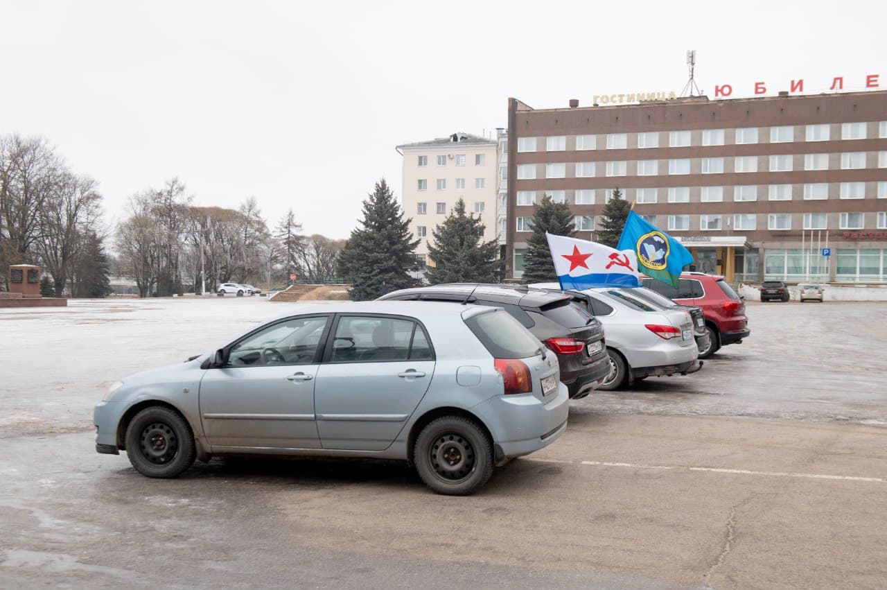 Фоторепортаж: В Великих Луках прошёл автопробег в поддержку Российской армии