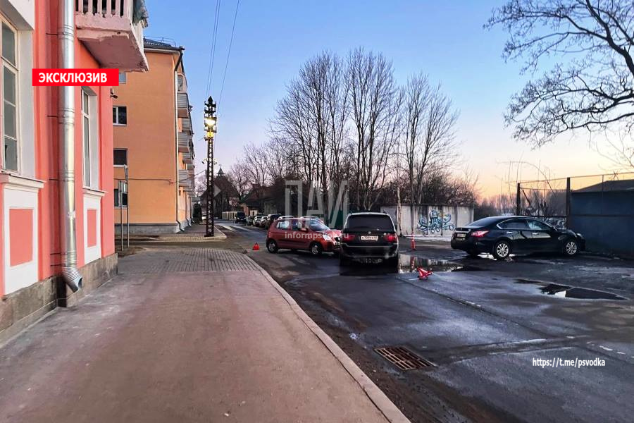 Две иномарки столкнулись на улице Воеводы Шуйского в Пскове