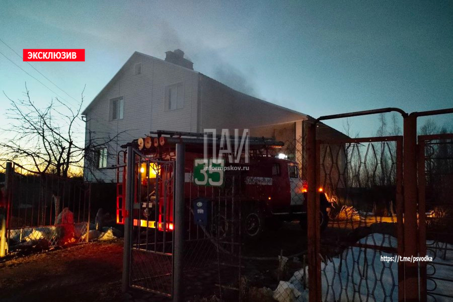 В Пыталово устраняют возгорание в жилом доме