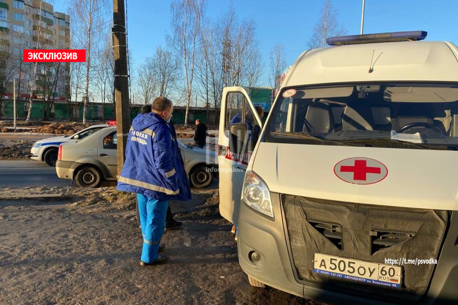 В Пскове водитель ВАЗ-2107 сбил семейную пару