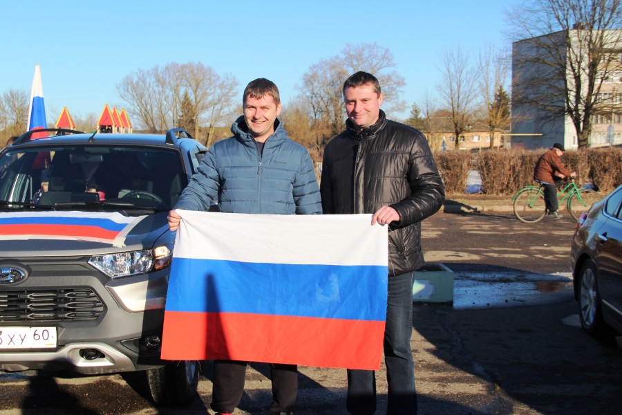 В Новосокольниках прошёл массовый автопробег