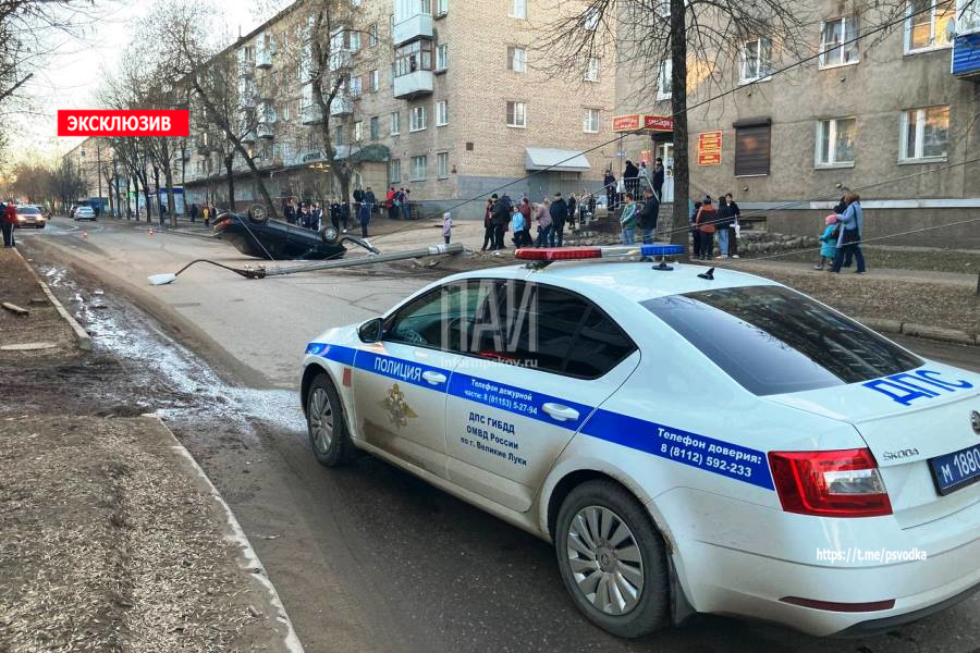 В Великих Луках водитель сбил бетонную опору освещения